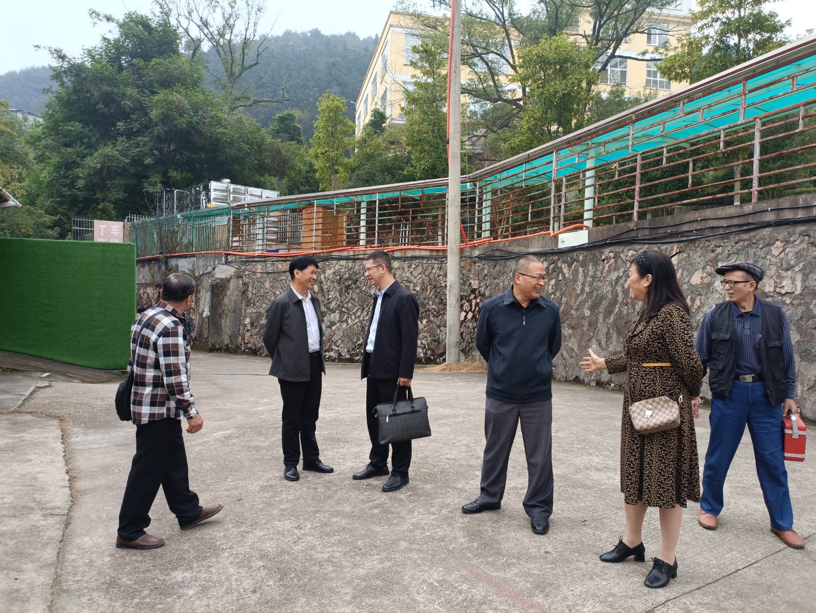 看望退休教师1.jpg 看望退休教师1.jpg