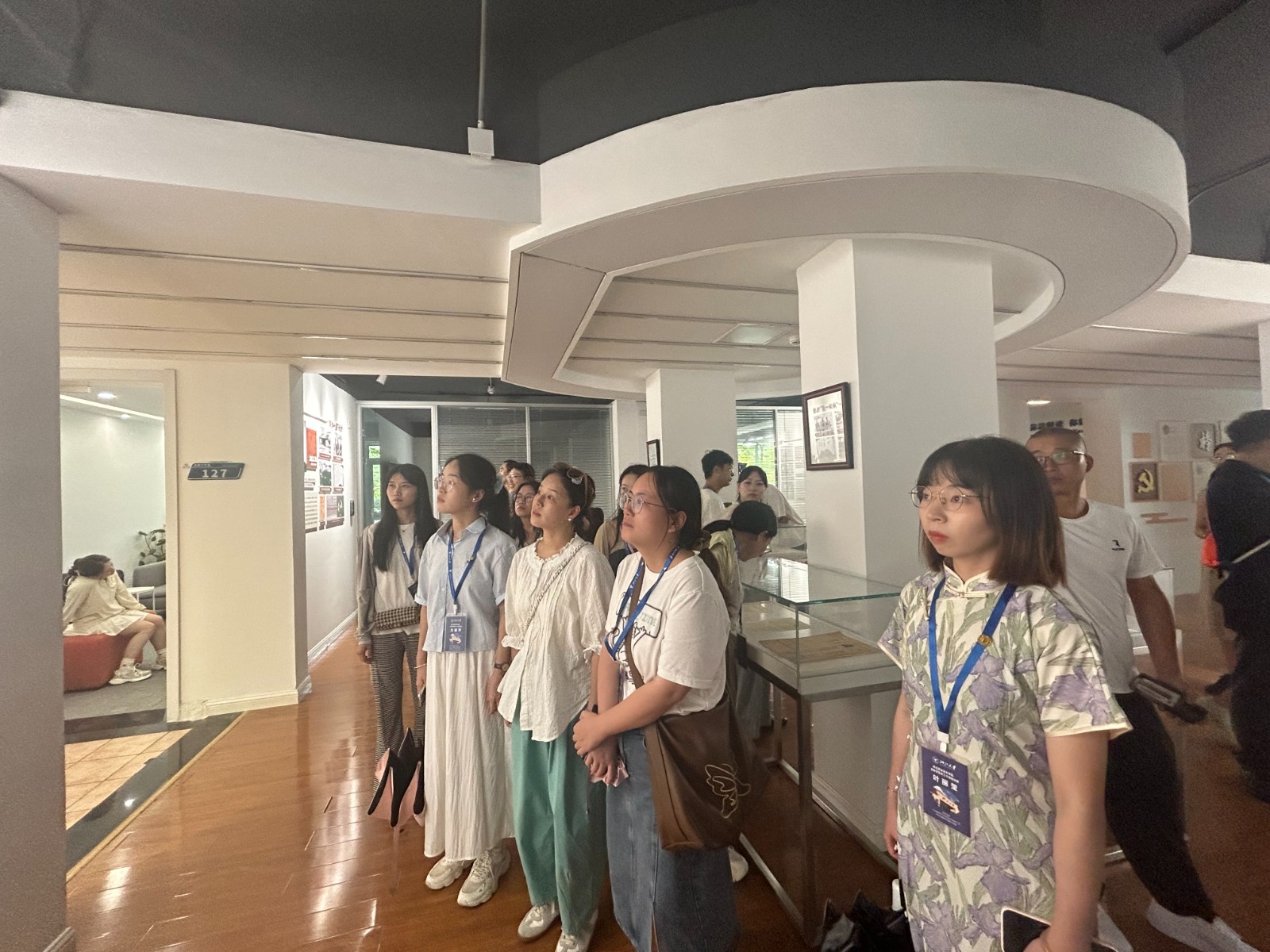 参观一站式社区2.jpg 参观一站式社区2.jpg