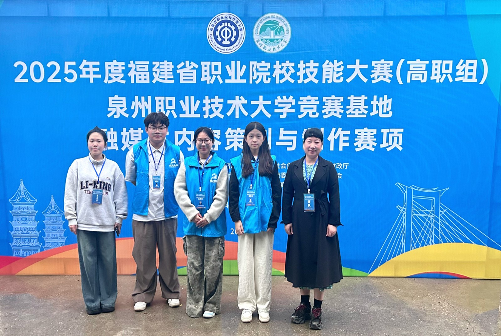 融媒体内容策划与制作 - 师生合影.jpg 融媒体内容策划与制作 - 师生合影.jpg